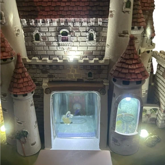Disney Snow White Castle - #4 in Disney Castle Collection - w/lights - Picture 4 of 12